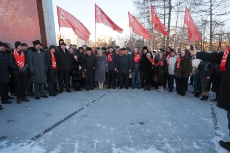 Николай Харитонов возложил цветы к подножию стелы «Город трудовой доблести» в центре Екатеринбурга и передал гуманитарный груз бойцам на фронт