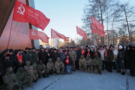 Николай Харитонов возложил цветы к подножию стелы «Город трудовой доблести» в центре Екатеринбурга и передал гуманитарный груз бойцам на фронт