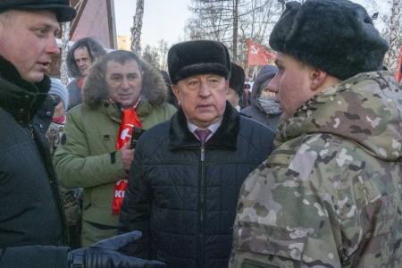 Николай Харитонов возложил цветы к подножию стелы «Город трудовой доблести» в центре Екатеринбурга и передал гуманитарный груз бойцам на фронт