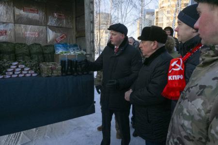 Николай Харитонов возложил цветы к подножию стелы «Город трудовой доблести» в центре Екатеринбурга и передал гуманитарный груз бойцам на фронт