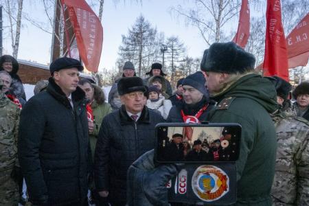 Николай Харитонов возложил цветы к подножию стелы «Город трудовой доблести» в центре Екатеринбурга и передал гуманитарный груз бойцам на фронт