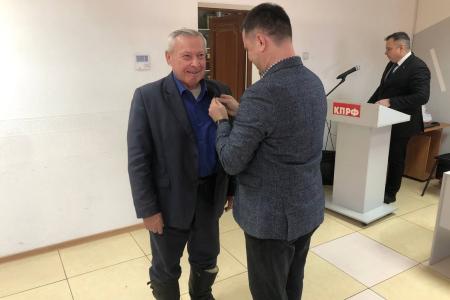Алексей Корниенко и Роман Кобызов вручили партийные ордена амурским коммунистам