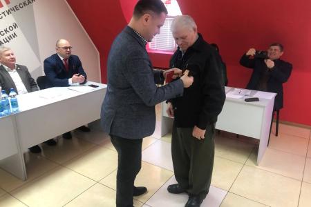 Алексей Корниенко и Роман Кобызов вручили партийные ордена амурским коммунистам