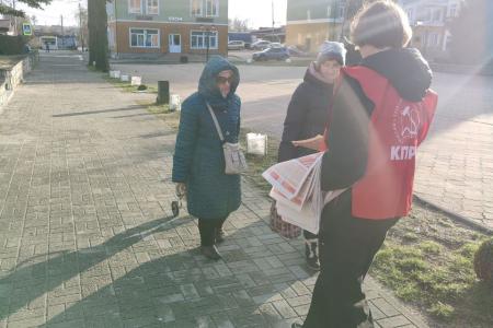 Калининградская область. Правдинск. Активисты КПРФ продолжают работу по агитации за Н.М. Харитонова