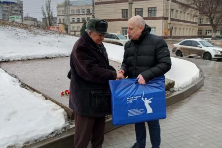 В дни празднования Сталинградской Победы депутаты-коммунисты вручили подарки ветеранам и детям войны