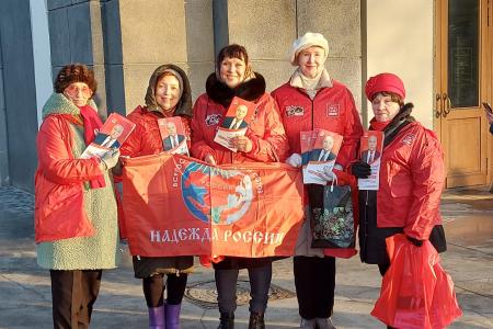 Москва. Арбат встречает очередной красный десант «Надежды России»
