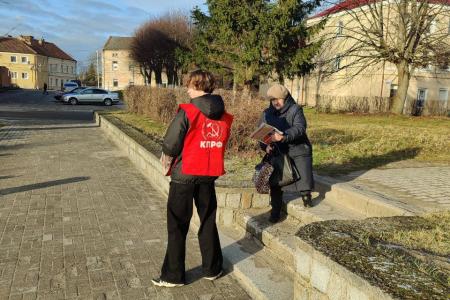 Калининградская область. Правдинск. Активисты КПРФ продолжают работу по агитации за Н.М. Харитонова