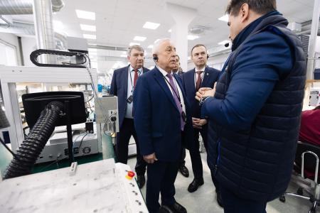 12 февраля кандидат в Президенты от КПРФ Николай Харитонов работает в Калуге