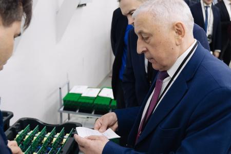 12 февраля кандидат в Президенты от КПРФ Николай Харитонов работает в Калуге