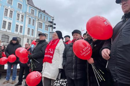 Коммунисты города трех революций встретили День создания РККА у «Авроры»