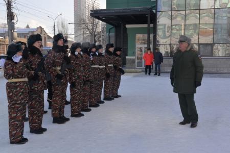 В Новосибирске возложили цветы к памятнику Борису Богаткову в честь Дня Советской армии