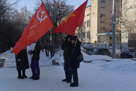 В Новосибирске возложили цветы к памятнику Борису Богаткову в честь Дня Советской армии