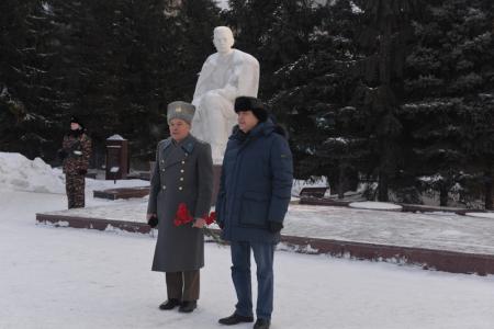 В Новосибирске возложили цветы к памятнику Борису Богаткову в честь Дня Советской армии