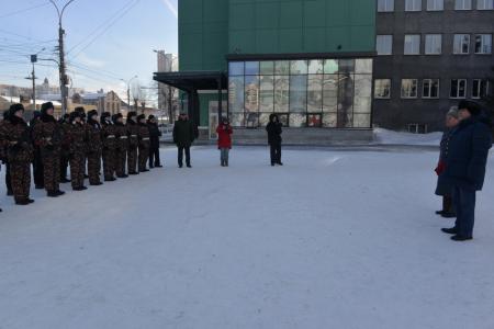 В Новосибирске возложили цветы к памятнику Борису Богаткову в честь Дня Советской армии