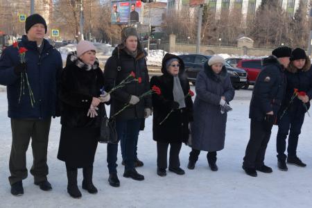 В Новосибирске возложили цветы к памятнику Борису Богаткову в честь Дня Советской армии