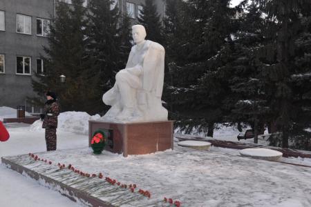 В Новосибирске возложили цветы к памятнику Борису Богаткову в честь Дня Советской армии