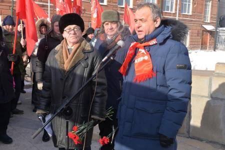 В Новосибирске отметили День Советской армии шествием и митингом