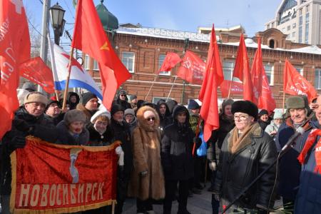 В Новосибирске отметили День Советской армии шествием и митингом