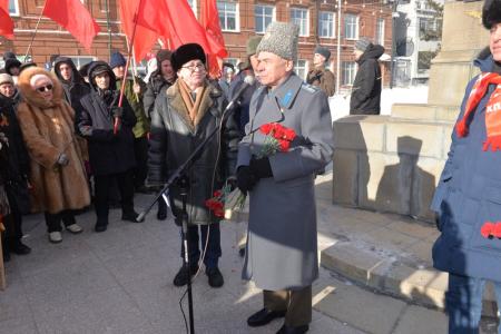 В Новосибирске отметили День Советской армии шествием и митингом