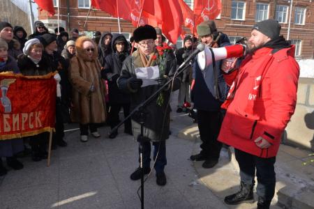 В Новосибирске отметили День Советской армии шествием и митингом