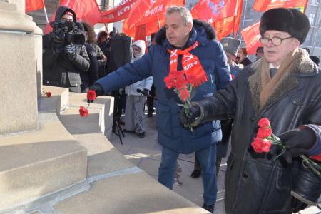В Новосибирске отметили День Советской армии шествием и митингом