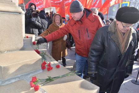 В Новосибирске отметили День Советской армии шествием и митингом
