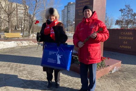 В дни празднования Сталинградской Победы депутаты-коммунисты вручили подарки ветеранам и детям войны
