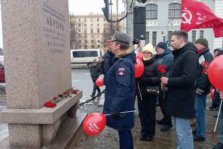 Коммунисты города трех революций встретили День создания РККА у «Авроры»