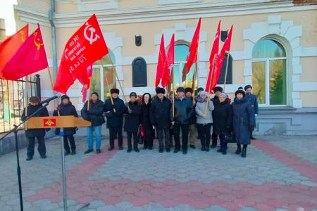 Коммунисты Забайкалья почтили память героев в 106-ю годовщину Красной Армии