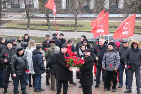 Луганские коммунисты возложили цветы к памятнику К.Е. Ворошилову