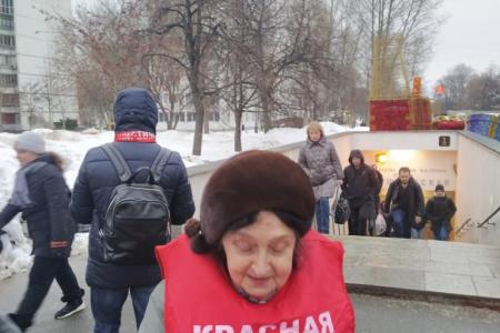 Москва. Коммунистическую прессу - в массы!