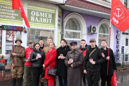 Луганский комсомол провёл акцию «Дарите любимым «сталинтинки»