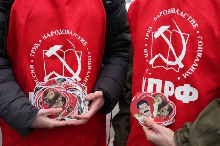 Луганский комсомол провёл акцию «Дарите любимым «сталинтинки»
