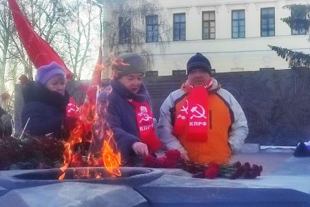 Тюменские коммунисты провели серию возложений цветов к памятникам по случаю 106-ой годовщины образования Советской Армии и Военно-Морского Флота