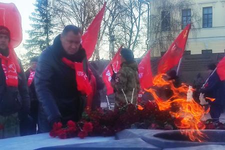 Тюменские коммунисты провели серию возложений цветов к памятникам по случаю 106-ой годовщины образования Советской Армии и Военно-Морского Флота