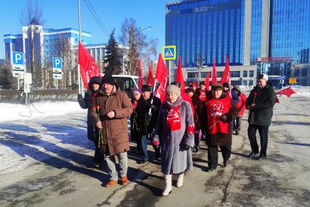 Тюменские коммунисты провели серию возложений цветов к памятникам по случаю 106-ой годовщины образования Советской Армии и Военно-Морского Флота