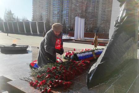 Тюменские коммунисты провели серию возложений цветов к памятникам по случаю 106-ой годовщины образования Советской Армии и Военно-Морского Флота