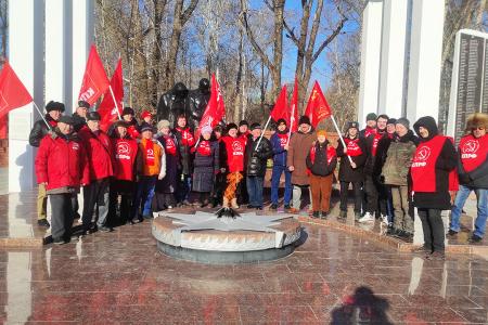 Тюменские коммунисты провели серию возложений цветов к памятникам по случаю 106-ой годовщины образования Советской Армии и Военно-Морского Флота