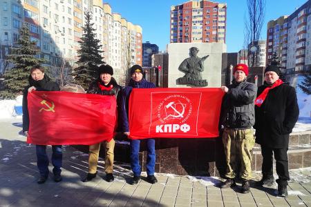 Тюменские коммунисты провели серию возложений цветов к памятникам по случаю 106-ой годовщины образования Советской Армии и Военно-Морского Флота