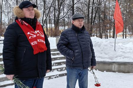 В День рождения Рабоче-Крестьянской Красной Армии коммунисты города Иваново поздравляли жителей с праздником