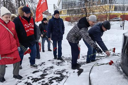 В День рождения Рабоче-Крестьянской Красной Армии коммунисты города Иваново поздравляли жителей с праздником