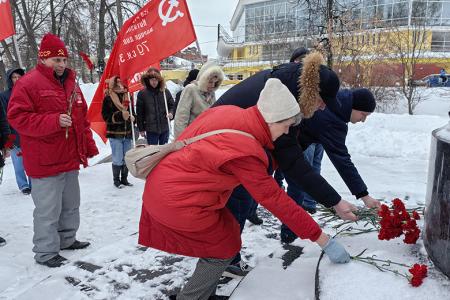 В День рождения Рабоче-Крестьянской Красной Армии коммунисты города Иваново поздравляли жителей с праздником