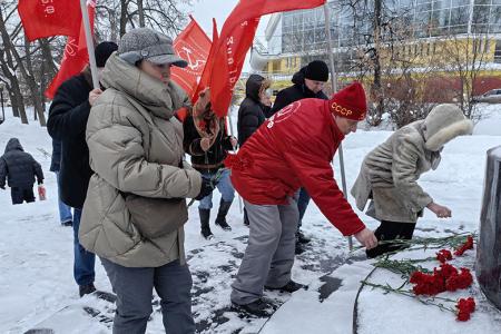 В День рождения Рабоче-Крестьянской Красной Армии коммунисты города Иваново поздравляли жителей с праздником