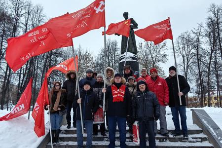 В День рождения Рабоче-Крестьянской Красной Армии коммунисты города Иваново поздравляли жителей с праздником