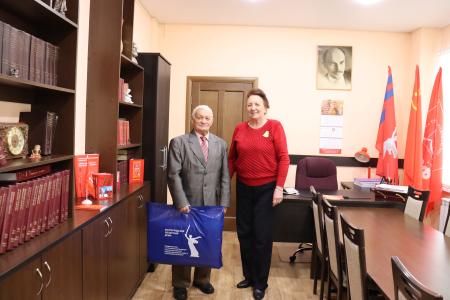 В дни празднования Сталинградской Победы депутаты-коммунисты вручили подарки ветеранам и детям войны
