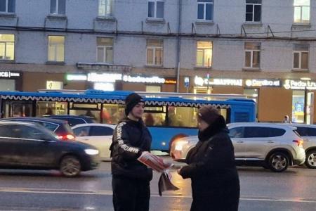 Москва. Коммунистическую прессу - в массы!