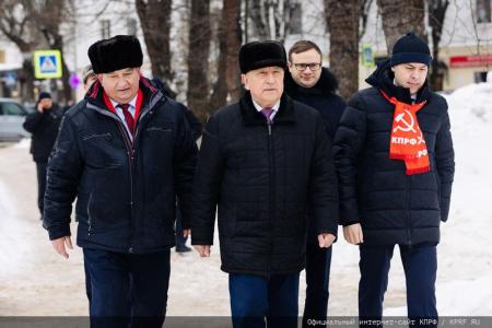12 февраля кандидат в Президенты от КПРФ Николай Харитонов работает в Калуге