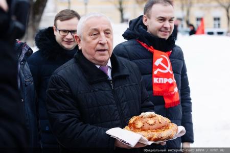 12 февраля кандидат в Президенты от КПРФ Николай Харитонов работает в Калуге