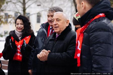 12 февраля кандидат в Президенты от КПРФ Николай Харитонов работает в Калуге