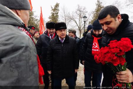 12 февраля кандидат в Президенты от КПРФ Николай Харитонов работает в Калуге